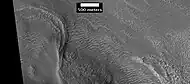 Posible morrena al final de un antiguo glaciar sobre un montículo en la región Deuteronilus Mensae, visto por HiRISE, bajo el programa HiWish. La ubicación de esta imagen es el cuadro etiquetado A en la imagen anterior.