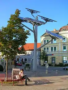 Árbol solar en la plaza principal.