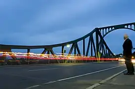 Luces de coche, antorcha y vela en el Puente Glienicke, el 13 de agosto de 2010.