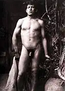 Fotografía de un varón desnudo, tomada por Wilhelm von Gloeden (1895).