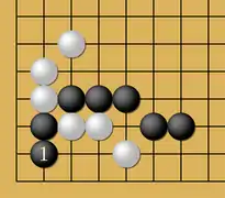 Este problema (Dificultad: 5 dan) comienza con N1. ¿Pueden salvarse las piedras blancas y "hacer vida"? Este tipo de problema se llama semeai; en el que uno entabla una "carrera" para capturar primero al oponente...