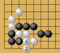 B2 es aquí el movimiento correcto. Las negras se aproximan con N3, y las blancas se protegen con B4. Note que tanto los grupos N y B tienen cuatro libertades, y ahora es el turno de las negras...