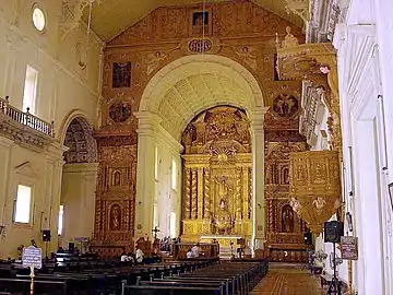 Nave de la Basílica de Buen Jesús