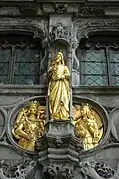 Detalle de la escalera que conduce a la basílica de la Santa Sangre.