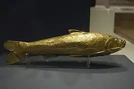 Vasija aqueménida de oro con forma de pez. Tesoro del Oxus.