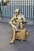 Artista callejero con maleta
