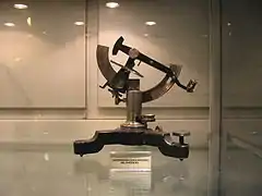 Goniómetro antiguo del Museo Geominero de Madrid.