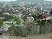Vista de la ciudad de Tiflis, con el Monumento a Vakhtang I Gorgasal junto al río Kurá. 41°41′25″N 44°48′38″E﻿ / ﻿41.69028, 44.81056