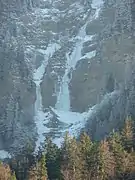 Une cascade d'eau gelée.