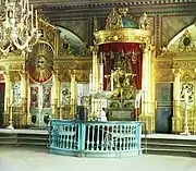 Iconostasio e iconos milagroso en la Iglesia de la Natividad de la Virgen