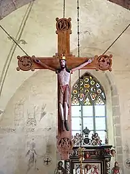 El origen de la denominación Christus triumphans, vinculada a la iconografía del crucificado (con zapatos y corona) se puede comprobar en esta cruz de 800 años de antigüedad de la iglesia de Stenkumla (Gotland).