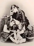 Su esposa Isidora con sus hijas Adriana y Loreto