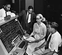 Grace Hopper trabajando en la UNIVAC