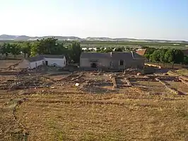 Vista trasera de la ermita de Oreto y Zuqueca desde la torre de observación del yacimiento de Oreto.