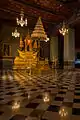 Chatra blanco asociado a un trono en una sala del Gran Palacio de Bangkok.