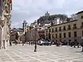 Plaza Nueva, vista hacia el sureste, con la Alhambra arriba, y juzgados de primera instancia de Granada a la derecha.