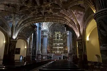 Iglesia del Monasterio de San Jerónimo en Granada, obra dirigida desde 1513 por Jacobo Florentino y desde 1526 por Diego de Siloé, con intervenciones de Juan de Aragón, Juan Bautista Vázquez el Mozo, Pedro de Orea y Pablo de Rojas.