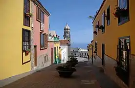 Una vista de la torre de la Iglesia de S. Antonio de Padua.