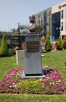 Busto en la Universidad San Ignacio de Loyola.