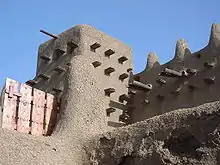 terrones insertados en una pared de barro (mezquita de Djenné)