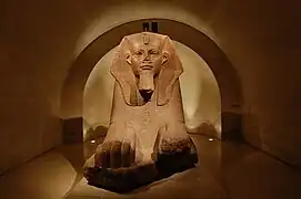 La llamada "Gran Esfinge de Tanis" del Departamento de antigüedades egipcias del museo del Louvre. Lleva los nombres de Amenemhat II (Dinastía XII), Merneptah (Dinastía XIX) y Shoshenq I (Dinastía XXII).