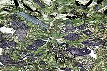 Glaucofana (azul) y clorita (verde). Ejemplo del análisis petrográfico de un esquisto.