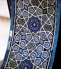 Un arco otomano en la Mezquita verde, de Bursa, Turquía (1424), con estrellas de 10 puntas y pentágonos