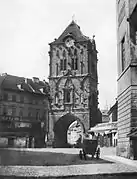 Puerta de la Pólvora antes de la reconstrucción (foto de Andreas Groll, 1856)