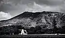 Una vista de la casa principal y las colinas circundantes en blanco y negro.