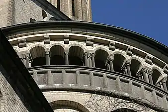 Iglesia de San Martín en Colonia, Colonia, coro de tres conchas, 1150-1172, galería enana con bóvedas de cañon transversales, friso de panel debajo.