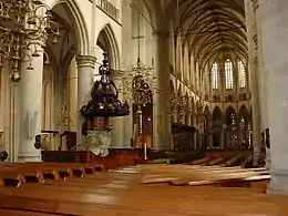 El interior de la Gran Iglesia de Dordrecht. Noténse las columnas cilíndricas con hojas de col, típicas del gótico brabantino