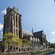 La Gran Iglesia de Dordrecht, con el campanario-porche occidental.
