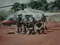 Comandos del GOE junto a un helicóptero Bell 206 de de la Policía de Misiones.