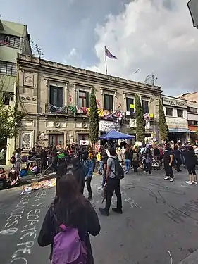 Grupo de mujeres y colectivos feministas fuera de "Ocupa Casa de Refugio Ni Una Menos México" en la Ciudad de México