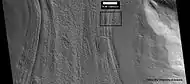 Cuadro de contexto que muestra el origen de la imagen siguiente. La ubicación es una región de acúmulos de fondo de valle (imagen HiRISE).