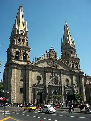 La Catedral de Guadalajara, sobre la estación homónima.