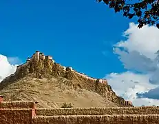 Las torres y las murallas que se recortan sobre la colina (2009).