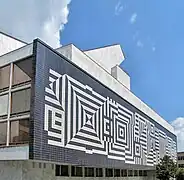 Mural de Victor Vasarely en la fachada del Teatro Nacional, Győr.