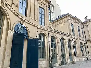 Puerta de entrada, en la Place Vendôme, y ala sur