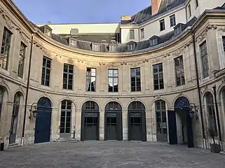 Cuerpo circular, con vistas a la Place Vendôme.