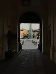 La plaza y la columna Vendôme de la entrada desde el patio del Hôtel d'Évreux, mostrando el corte de la plaza.