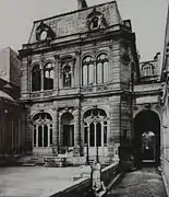 El hotel alrededor de 1900, visto desde la parte trasera con la pasarela cubierta para carruajes y carruajes.