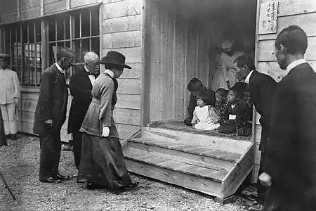 Teimei visitando a los supervivientes del Gran terremoto de Kanto en 1923.