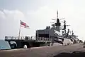 HMS London (F95) donde se puede apreciar su hangar y cubierta de vuelo