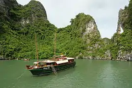 Un barco turístico fondeado en la bahía.