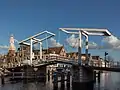 Haarlem, el puente (el Gravestenenbrug) y la torre de la iglesia (la Bakenesserkerk).