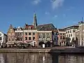 Haarlem, la iglesia (la Sint Bavokerk) y las casas monumentales.