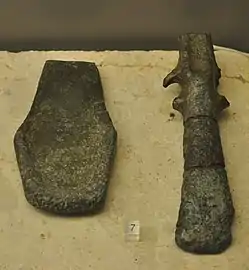 Hacha de talón y doble anilla y posible lingote de la mina de La Profunda, Cármenes (2500-2000 a. C.)