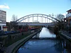 El puente Haggerston lleva el London Overground a través del Regent's Canal desde 2010.