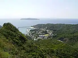 El pueblo de Oki, Mukō-jima, en la distancia. (Haha-jima)
